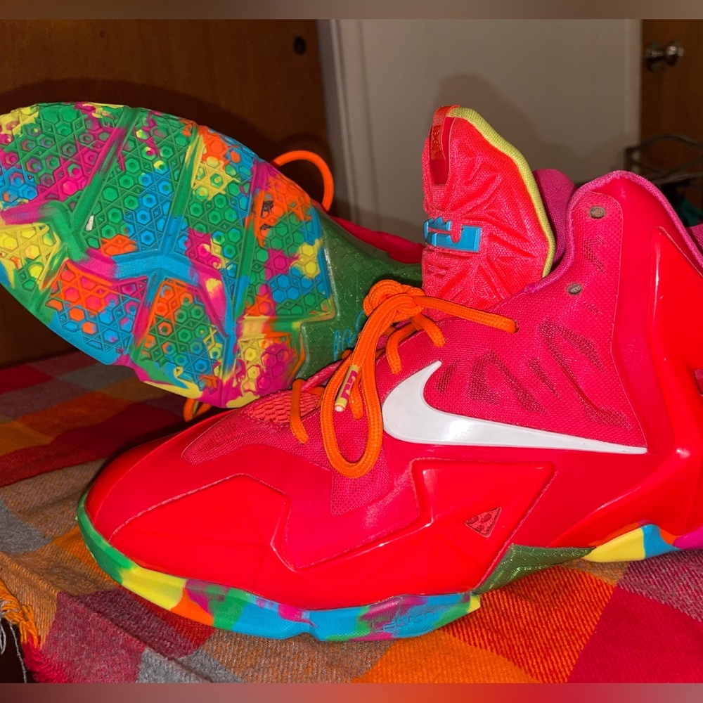 LEBRON 11 (XI)🩸IMPECCABLE FRUITY PEBBLES🩸
SZ 6 1/2